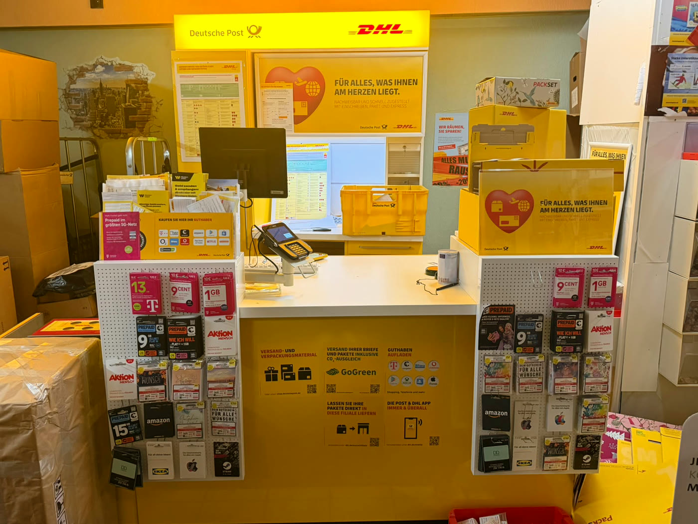 Der Schalter von Deutsche Post und DHL im Laden, mit Kartenterminal, Packsets und Geschenkkarten