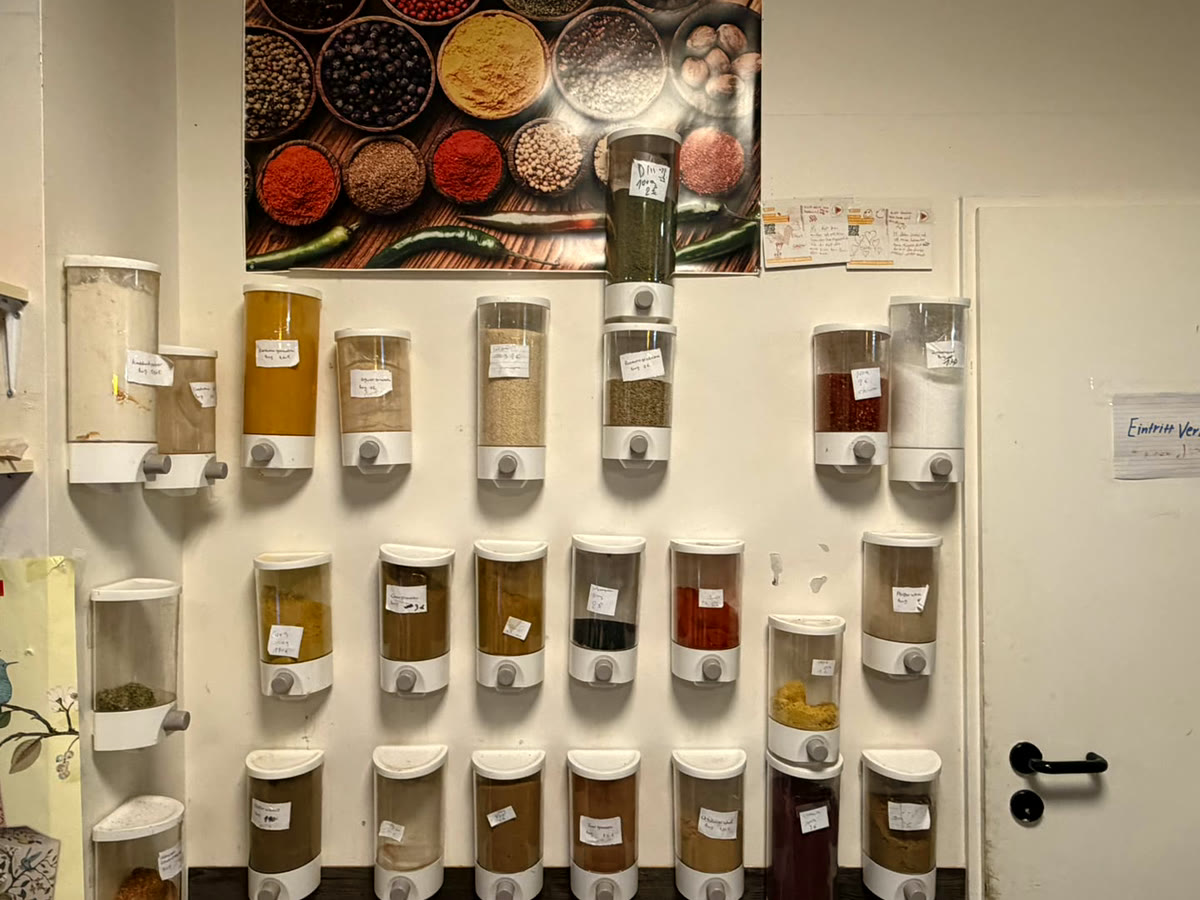 Die echte Gewürzwand im Laden mit vielen Spendern