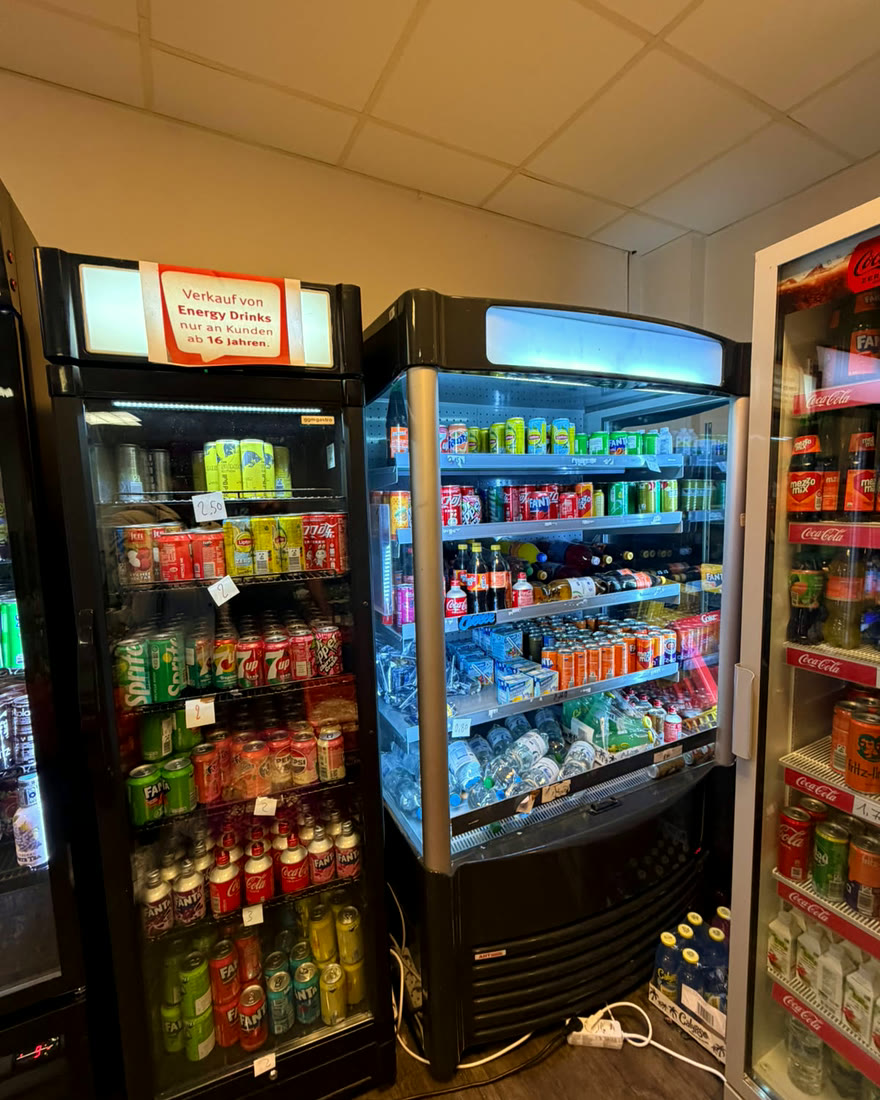 Zwei Kühlschränke voller Limonaden und Softdrinks